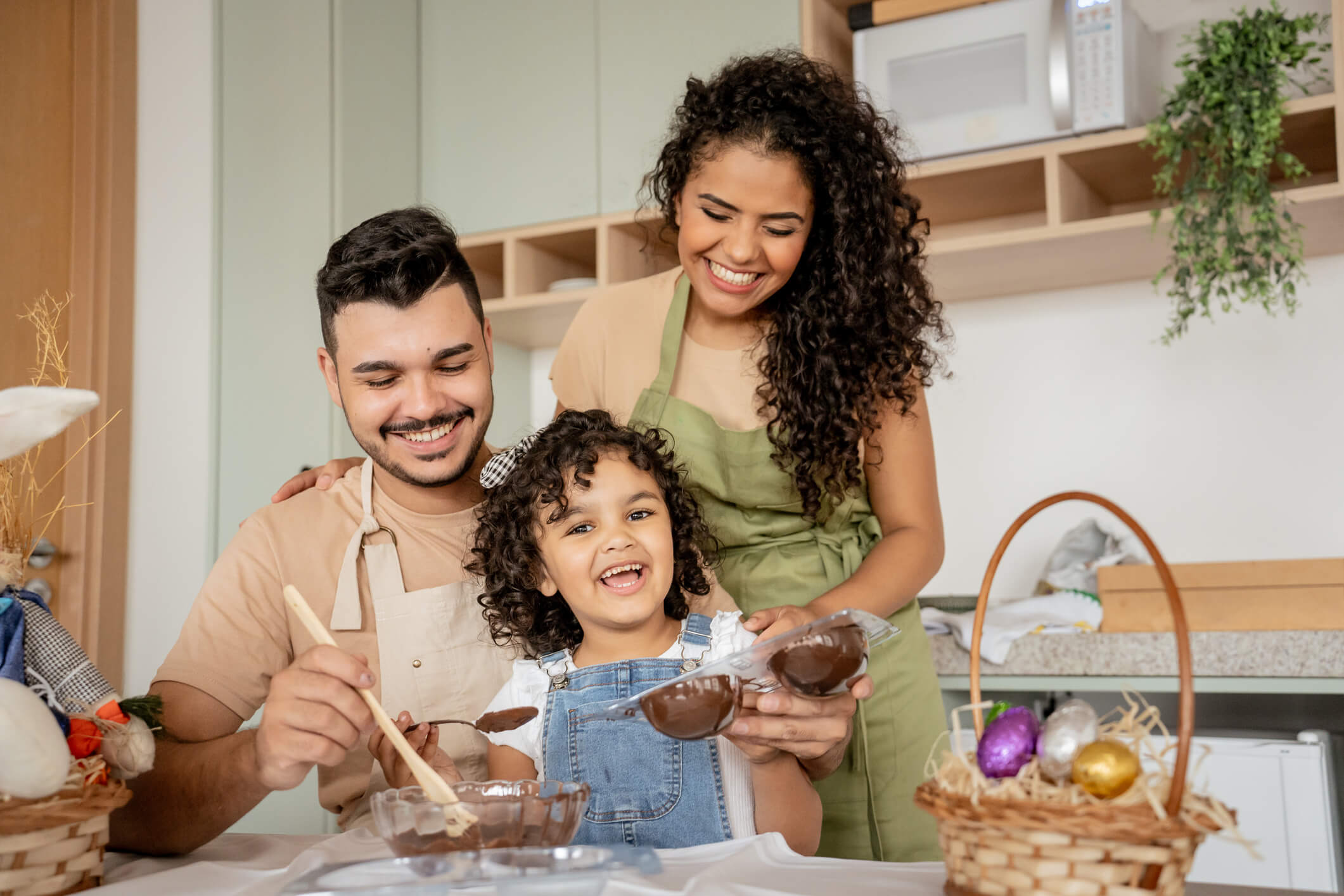 Familia haciendo huevos de chocolate