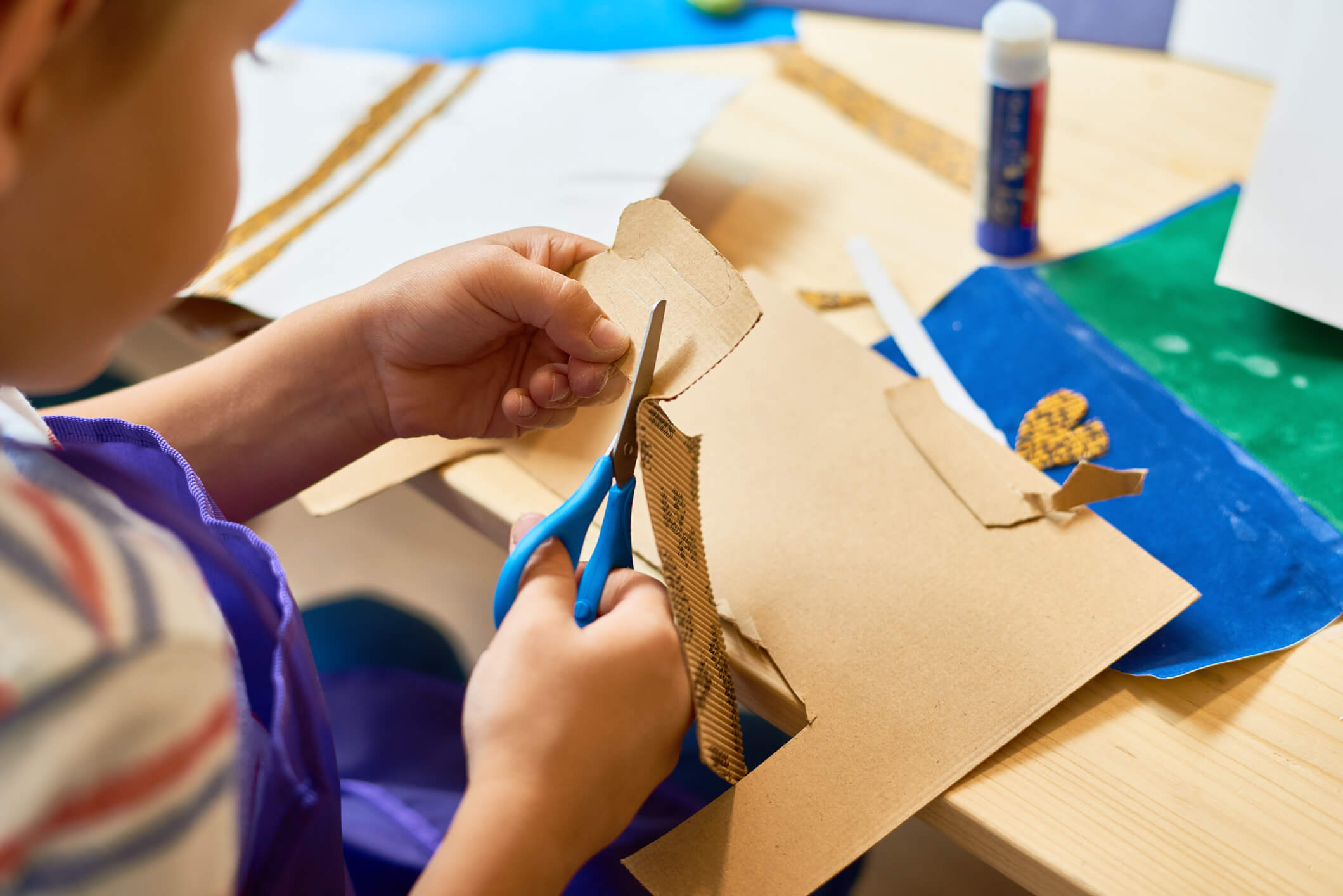 Niño haciendo manualidades