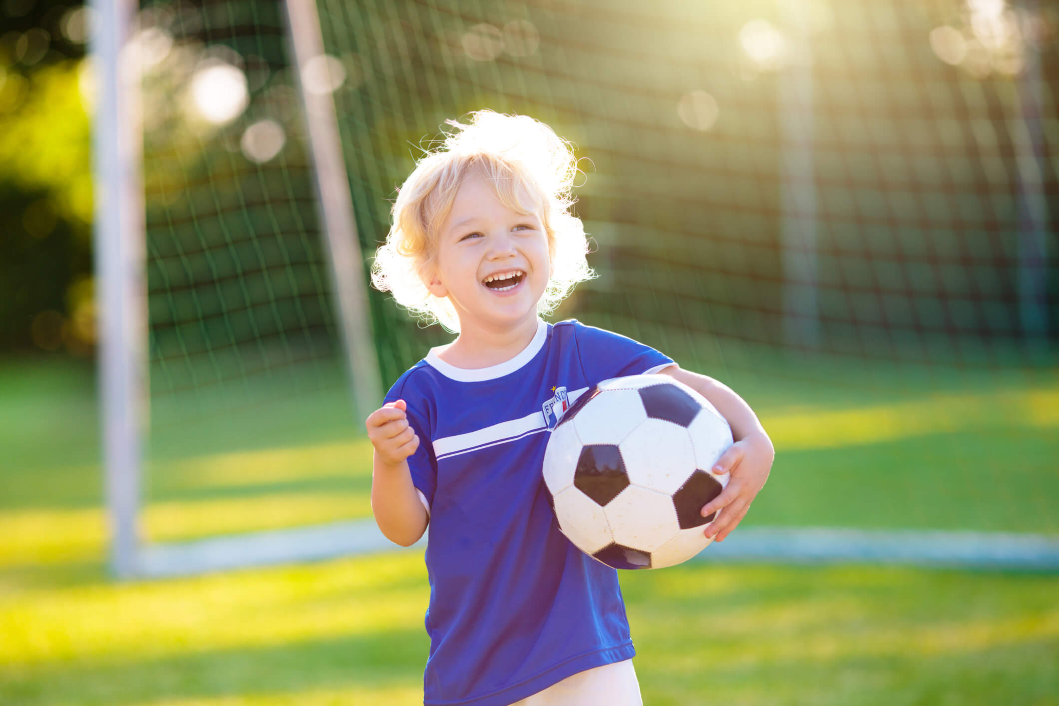 Niño feliz en un partido de futbol
