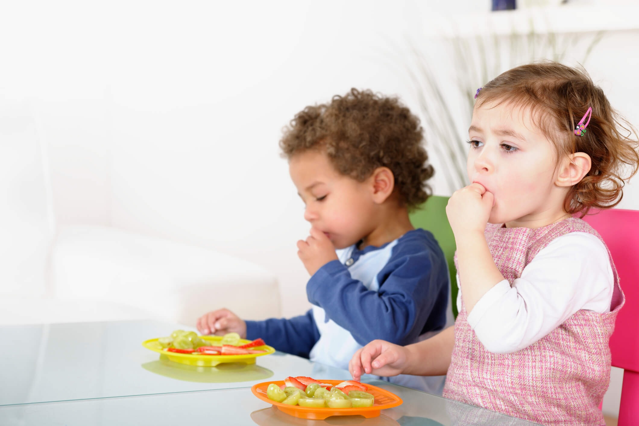 Niños merendando fruta