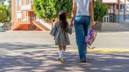 Niña y madre yendo a la escuela