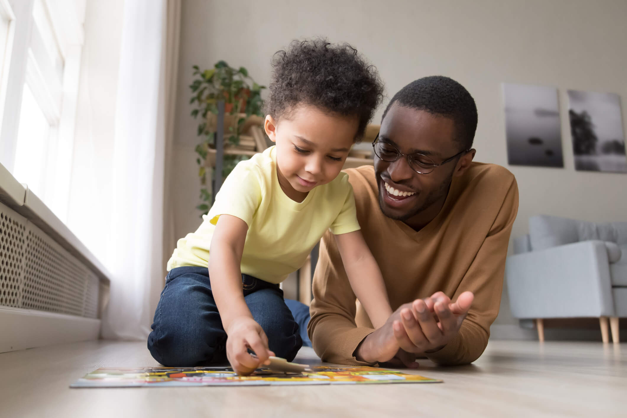 niño jugando con su padre