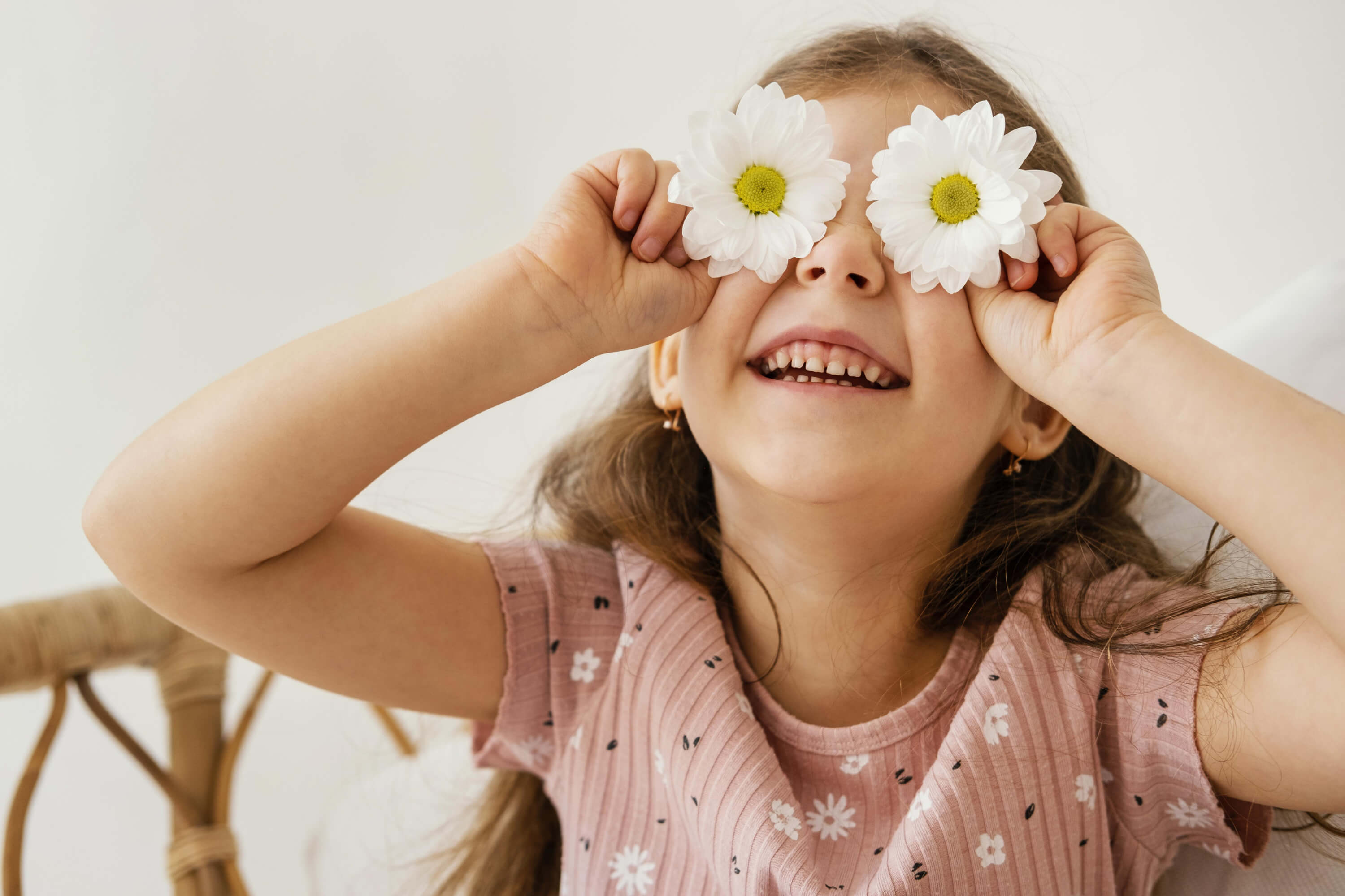 Familia léxica para niños niña con flores