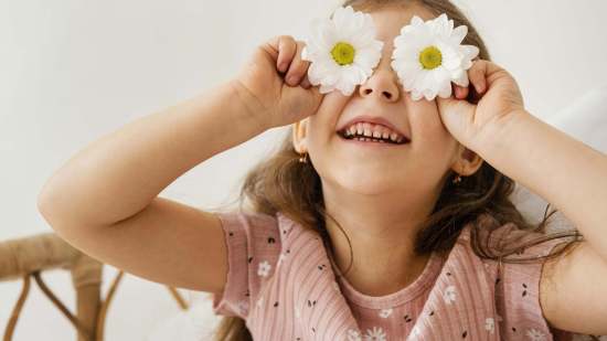 Familia léxica para niños niña con flores
