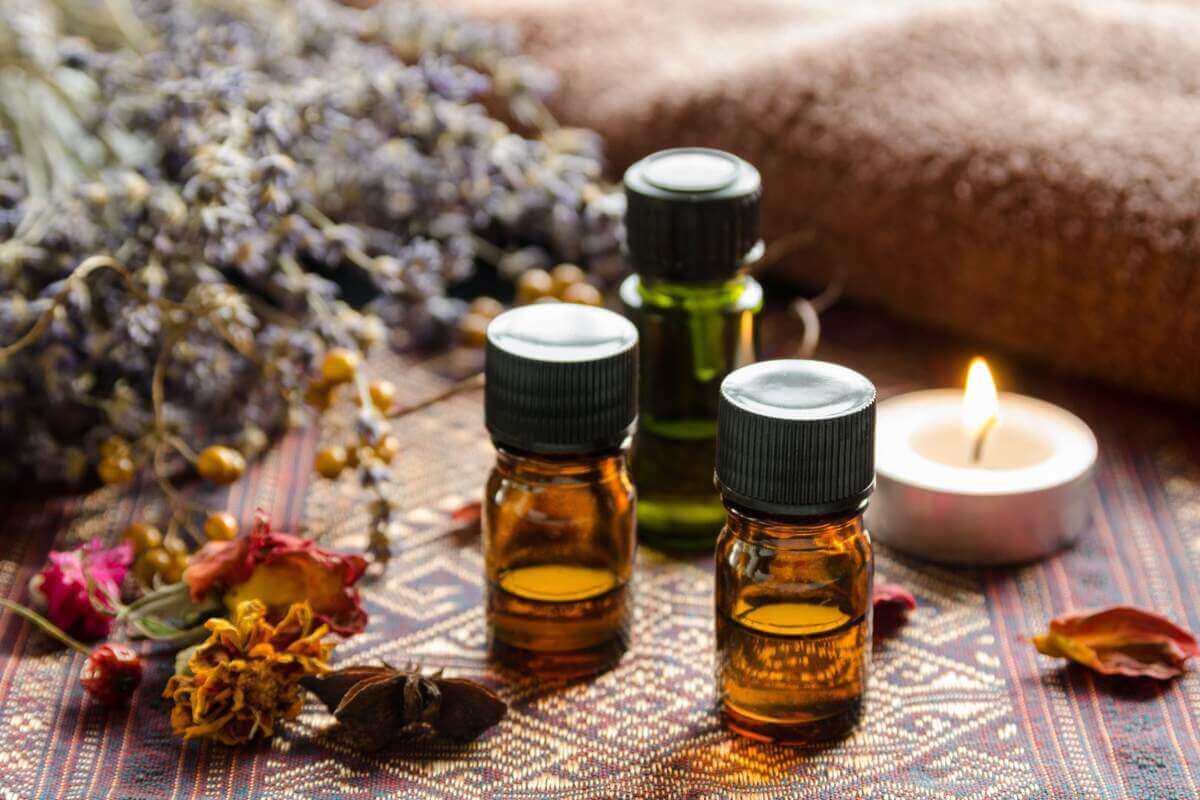 primer-plano-de-unos-botes-de-aromaterapia-con-flores-secas-y-velas-62de9e9387ffb