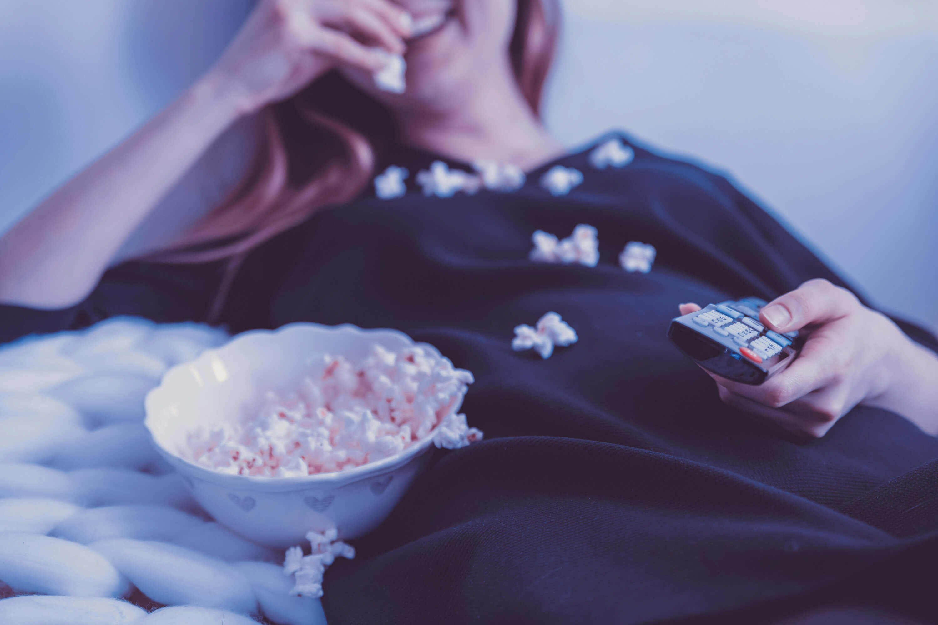 mujer viendo tv