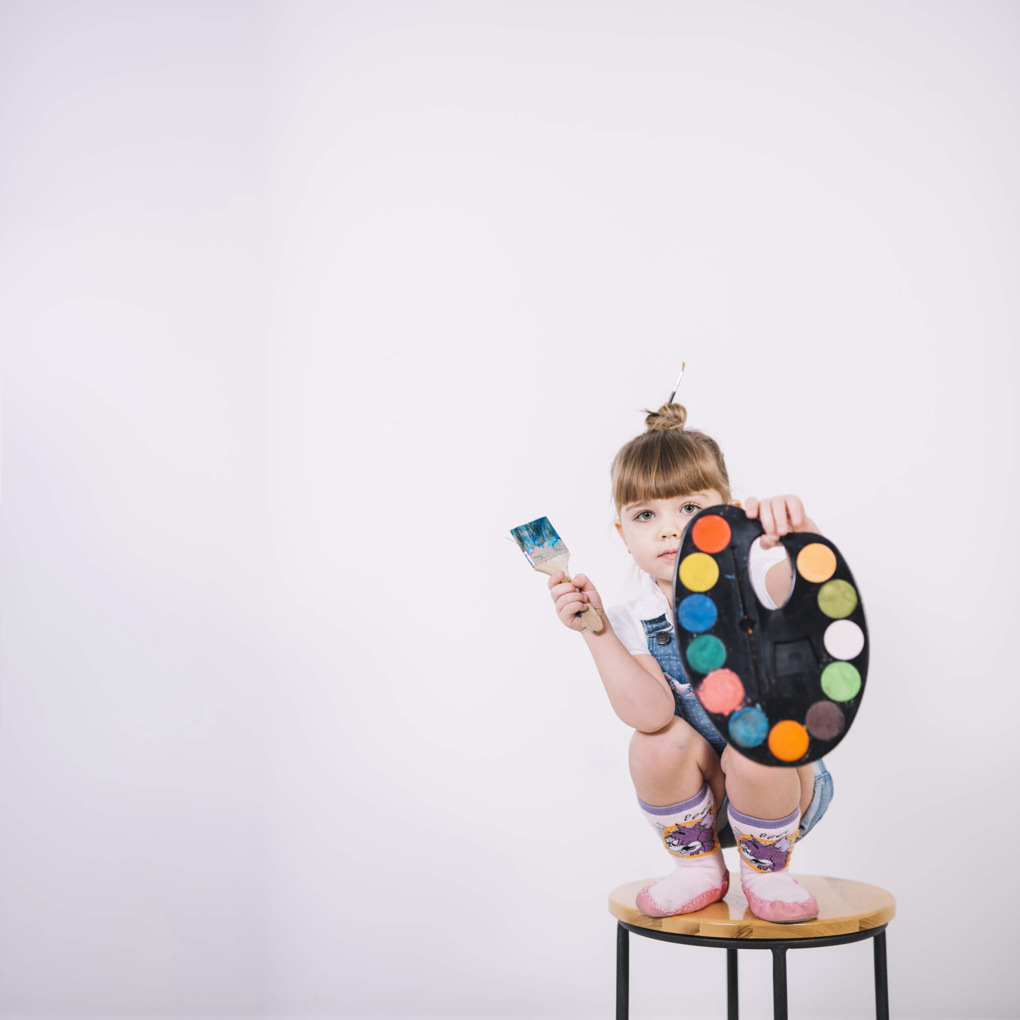 Una niña pintando