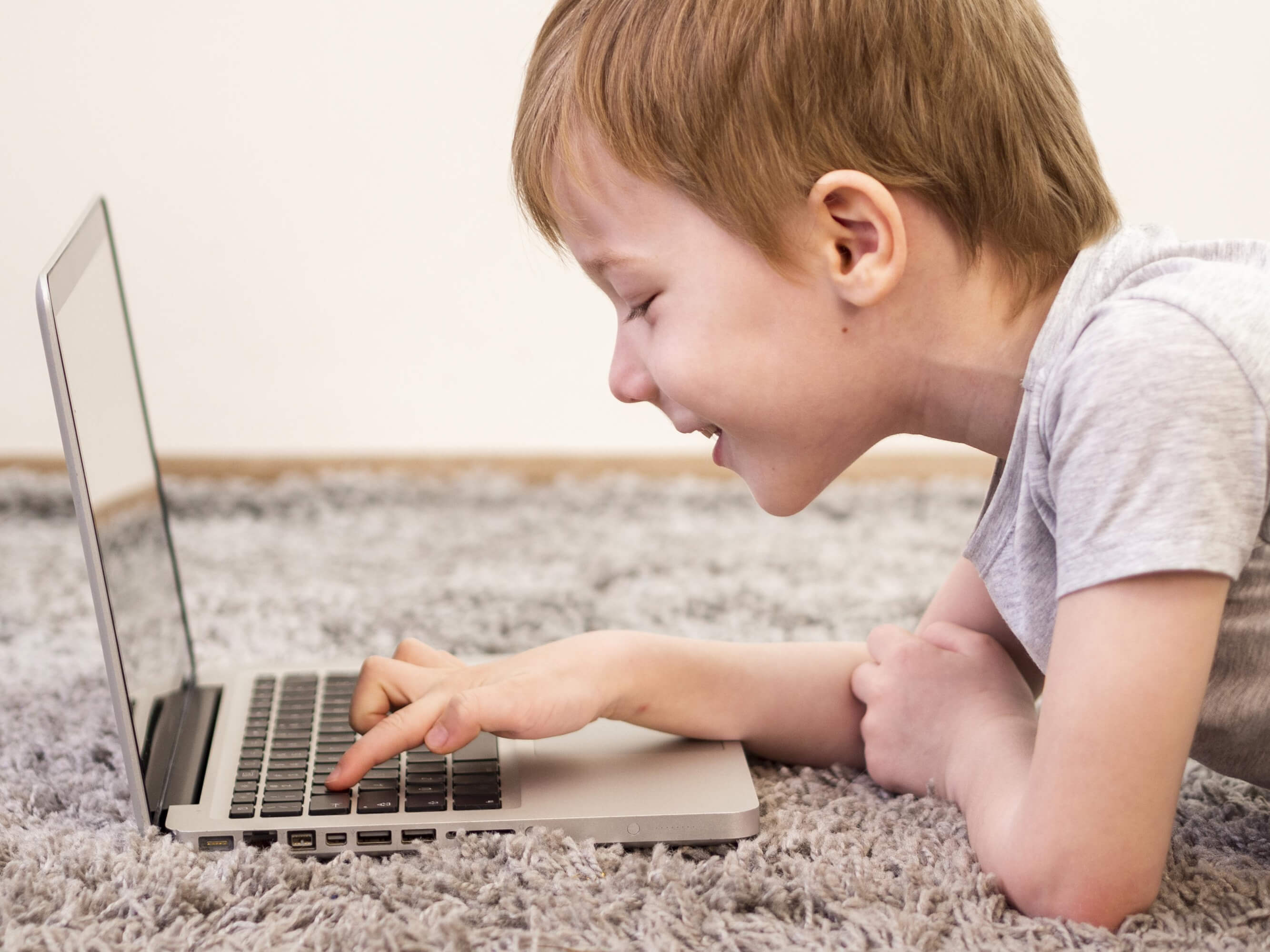 Niño jugando con un ordenador