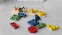 Juguetes de madera para niños con autismo