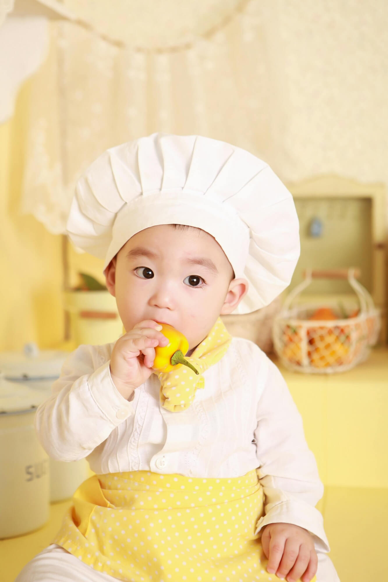Un niño comiendo