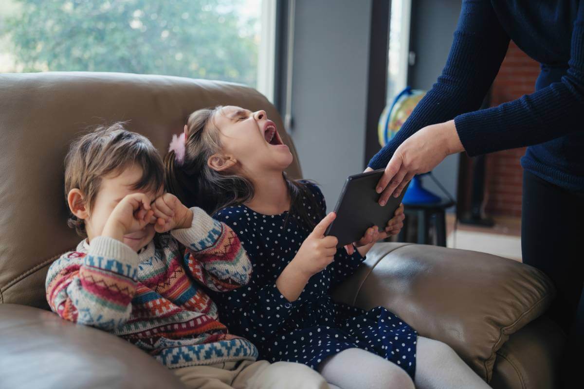 Una niña desafía a su madre por la tablet