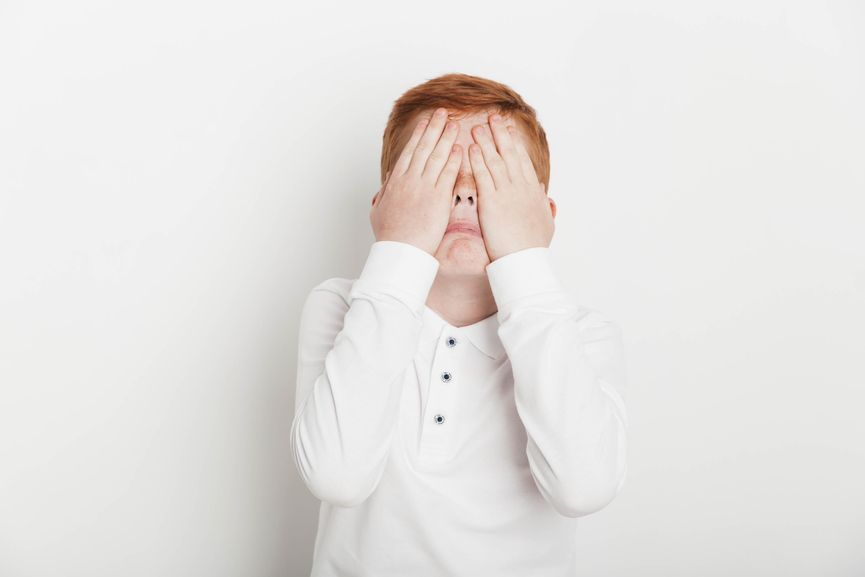 Por qué los niños se cubren los ojos para ocultarse