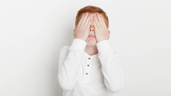 Por qué los niños se cubren los ojos para ocultarse