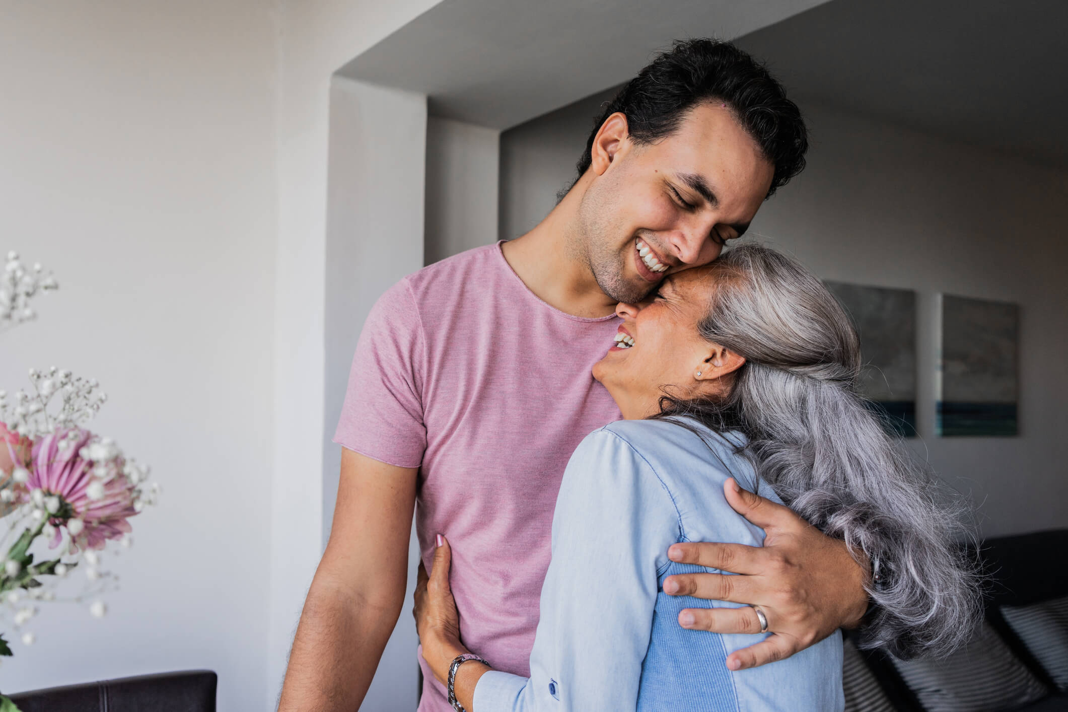Hijo mayor y su madre, felices
