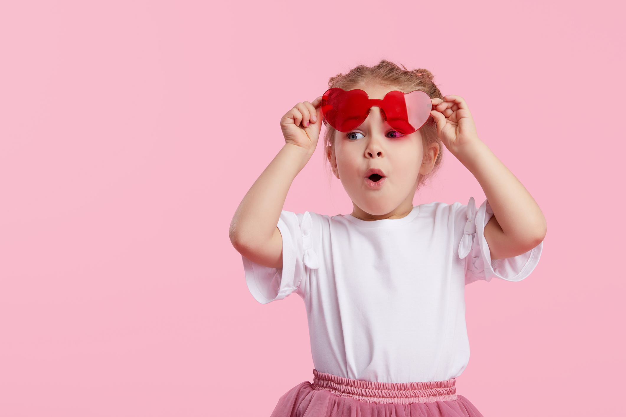 Trabalenguas difíciles para niños - niña con gafas de sol corazón