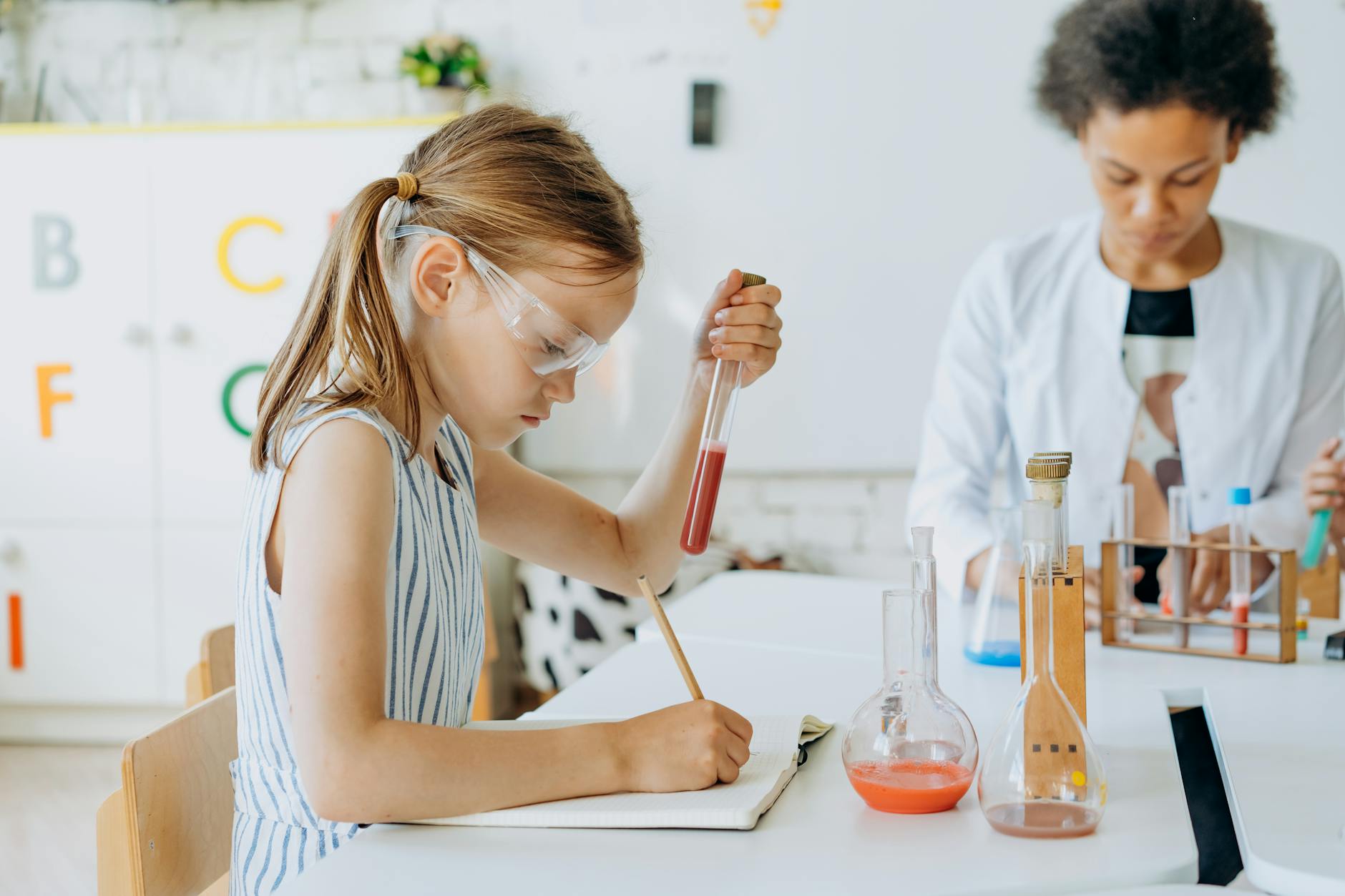 Tabla periódica de los elementos explicada para niños - Fuente: Pexels