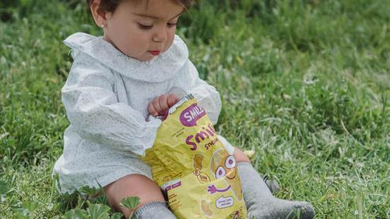 Bebé comiendo snacks ecológicos