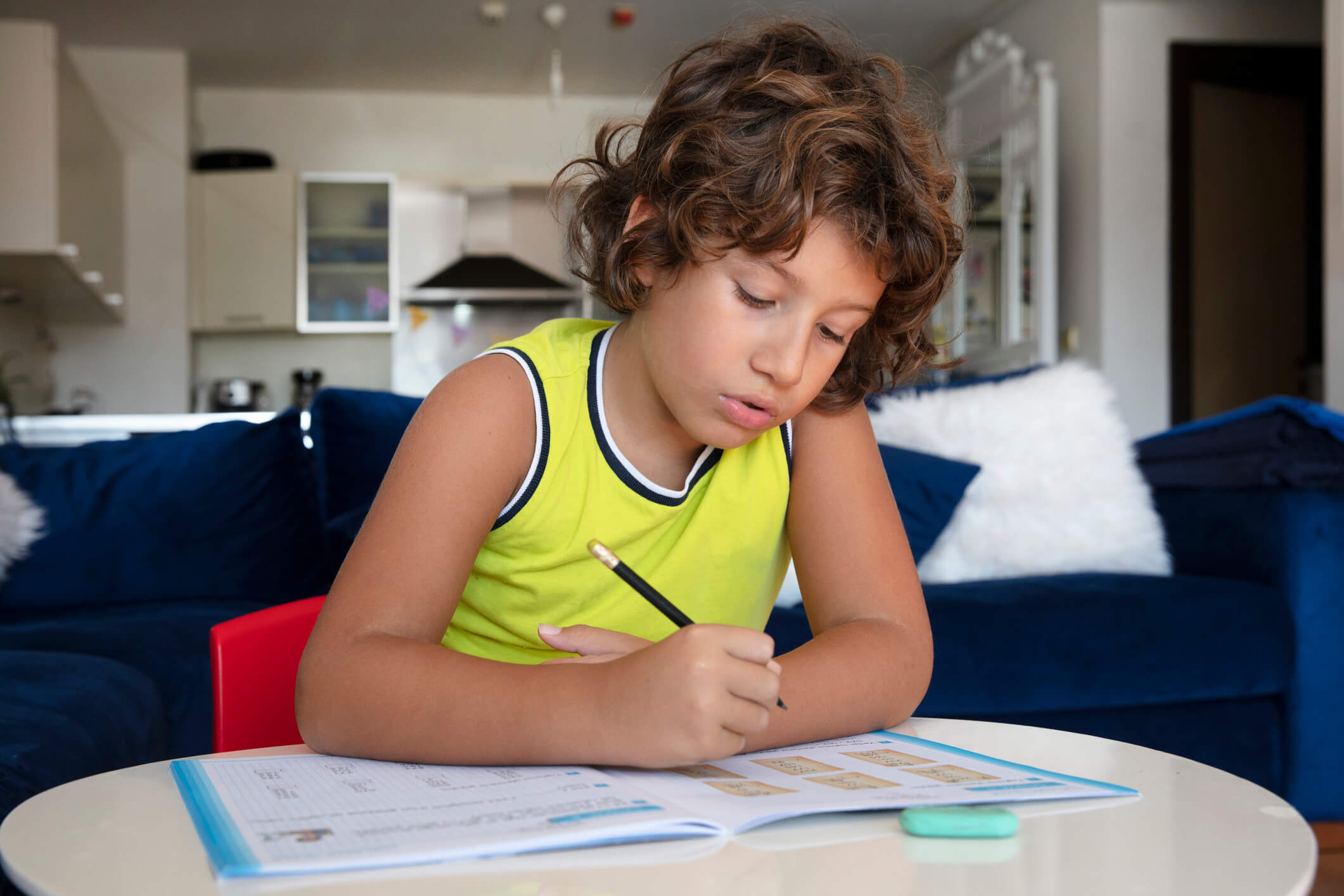 Niño, con un cuaderno de actividades