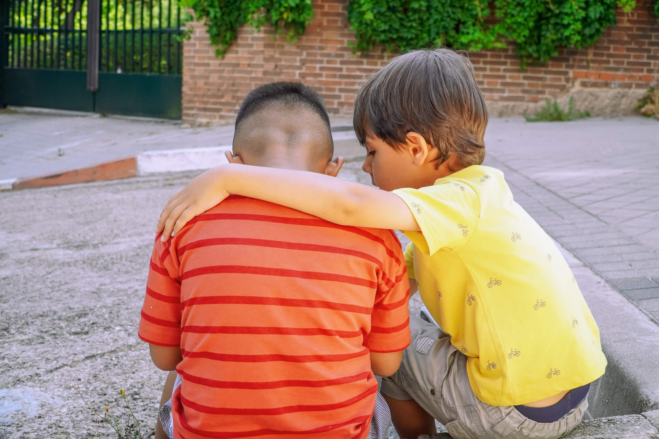 Un niño, consolando a un amigo
