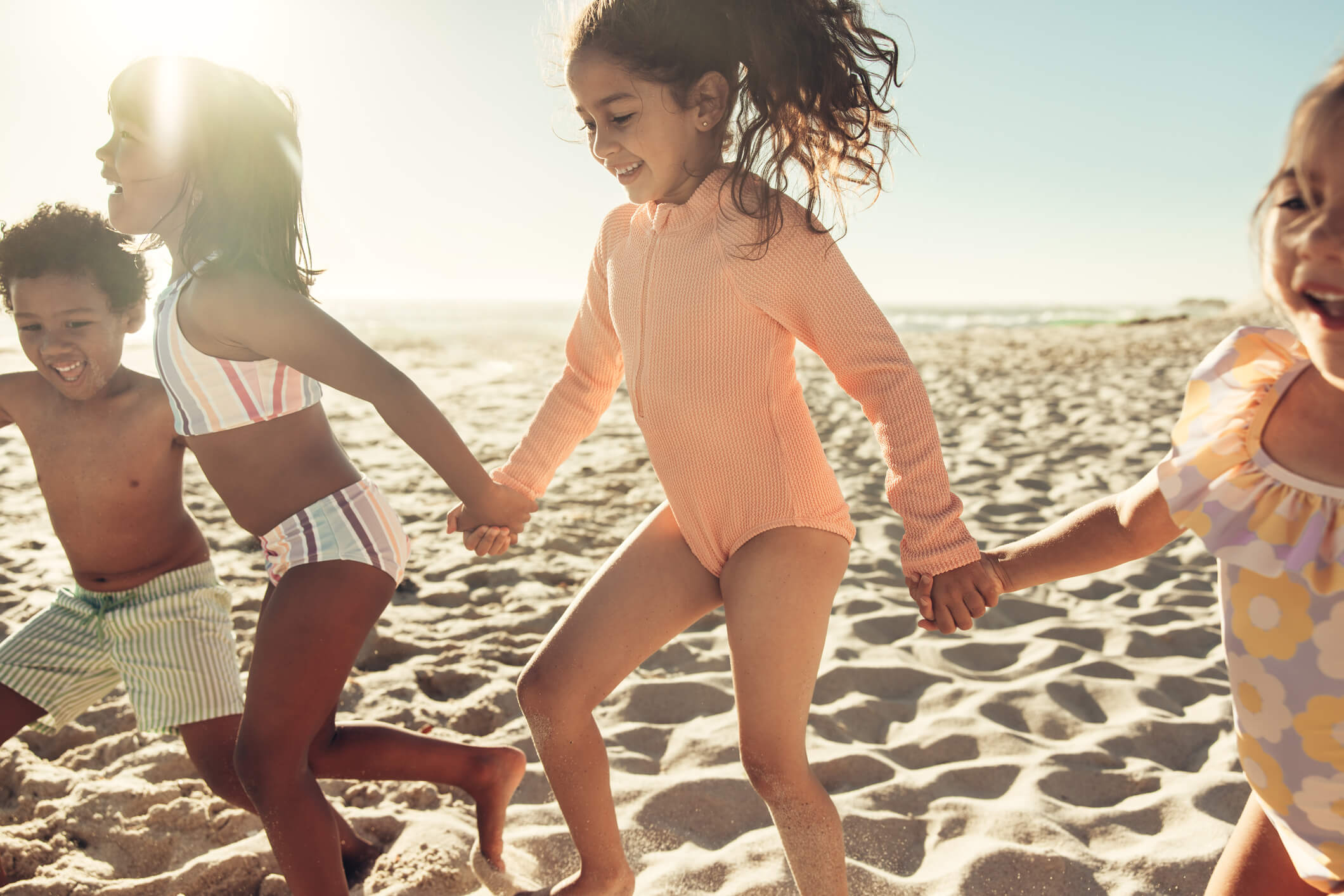 Un grupo de niños jugando en la playa