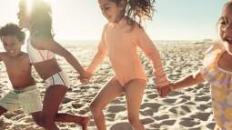 Un grupo de niños jugando en la playa