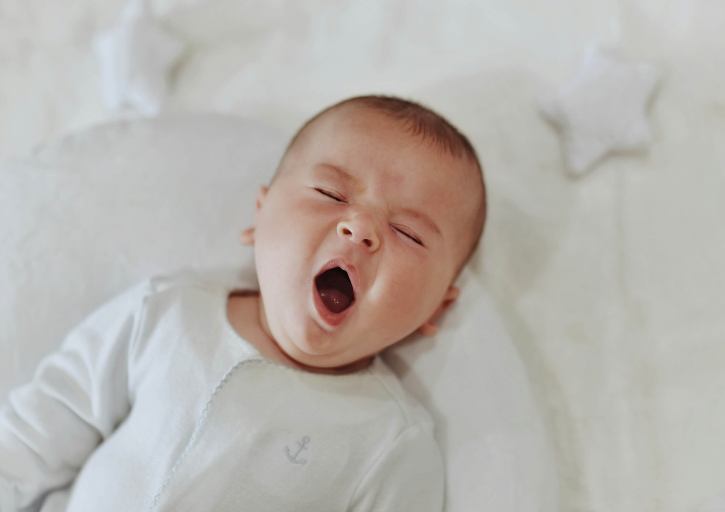 Bebé bostezando