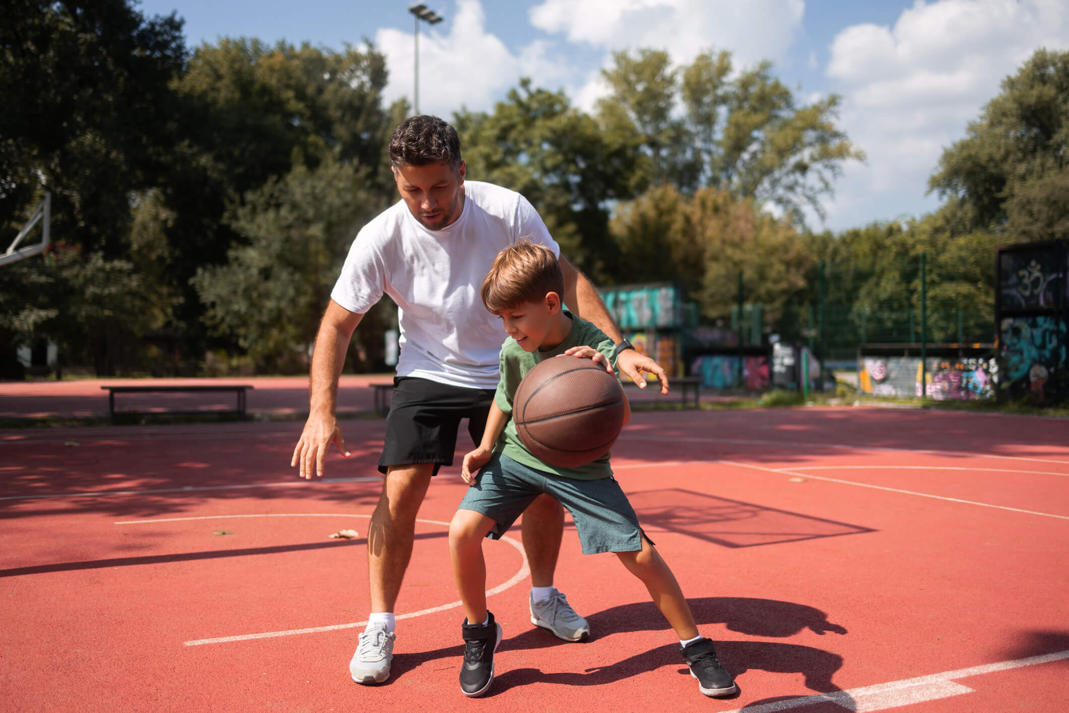 Padre e hijo jugando al baloncesto