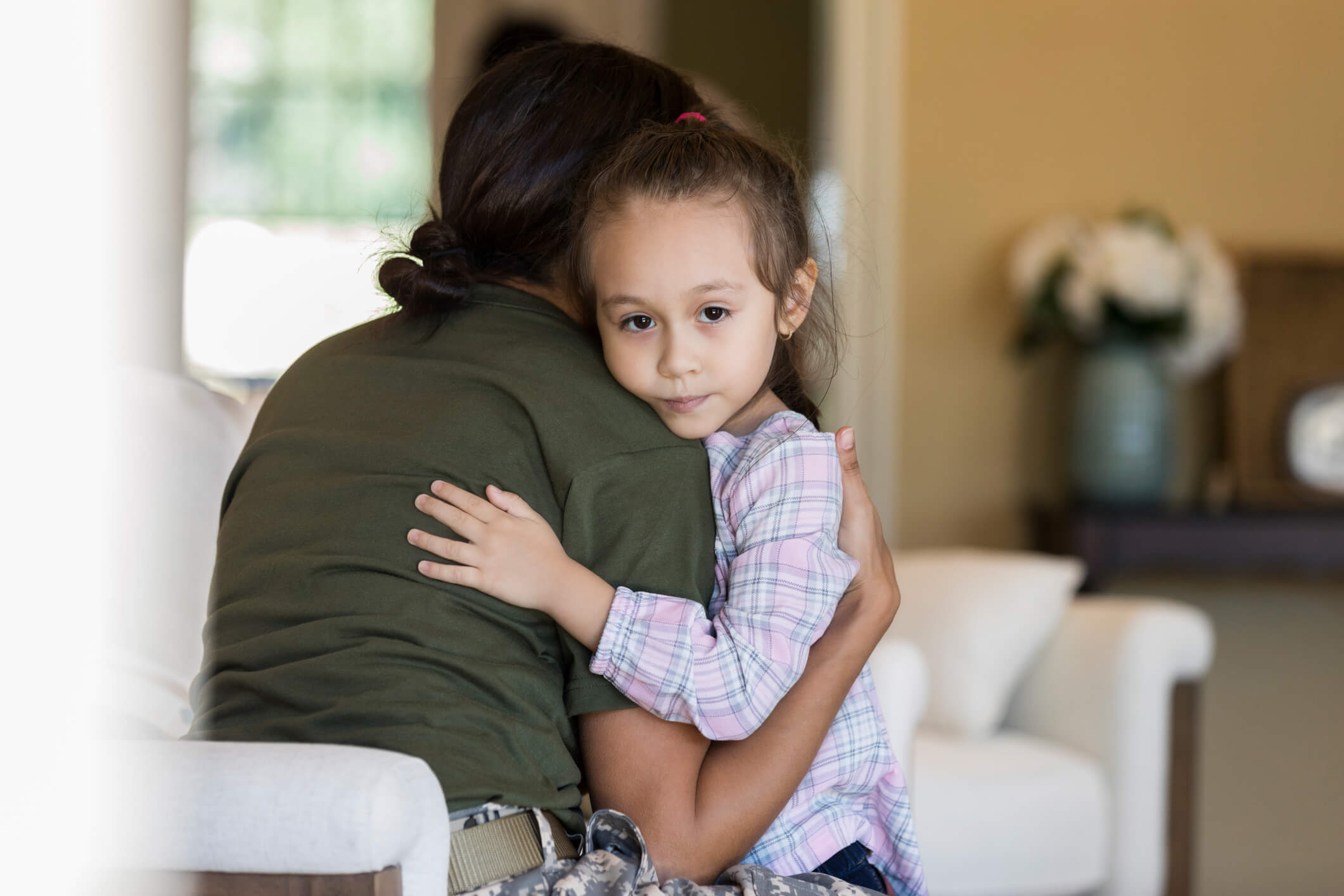 Madre e hija, abrazadas