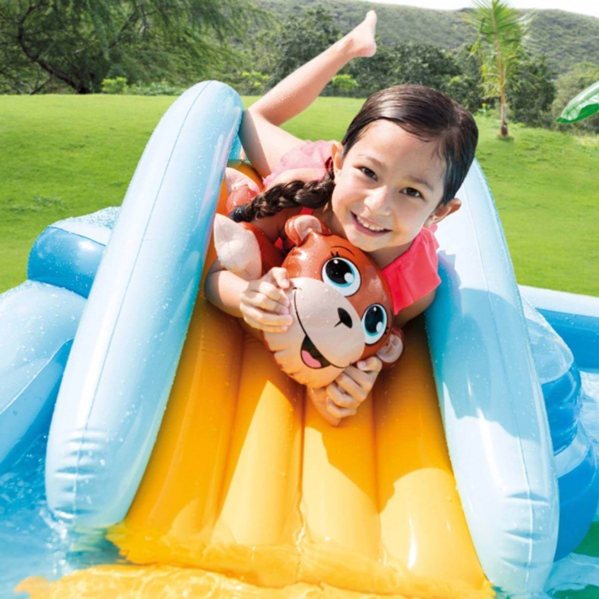 Una niña jugando en una piscina hinchable