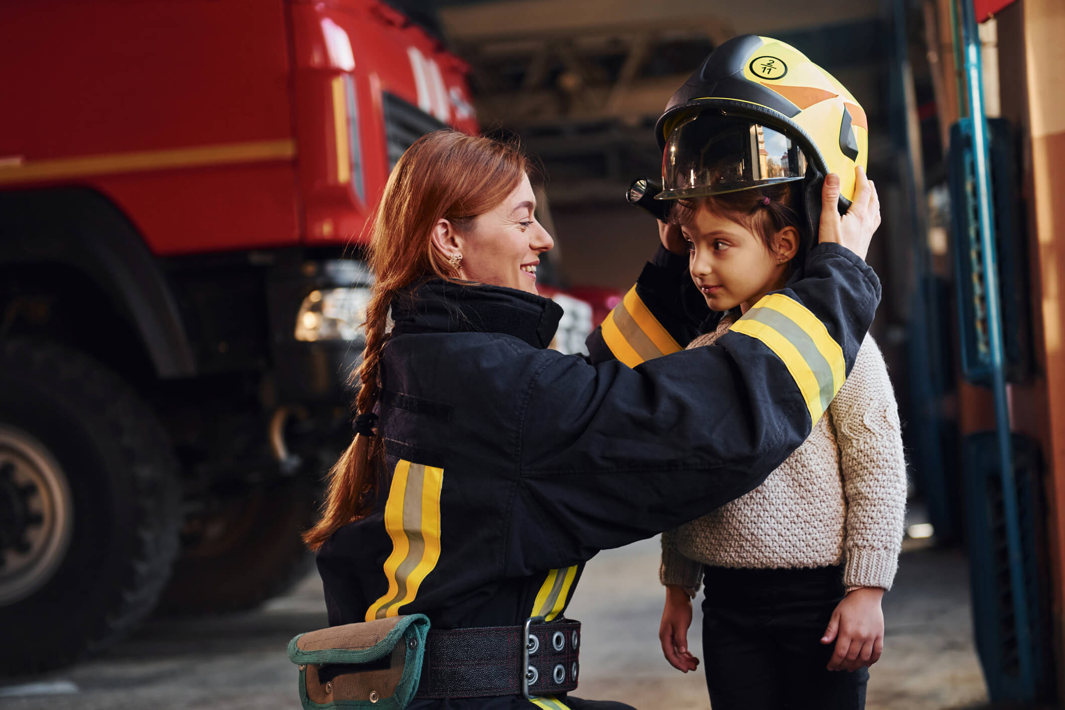 Una bombero, con un peque