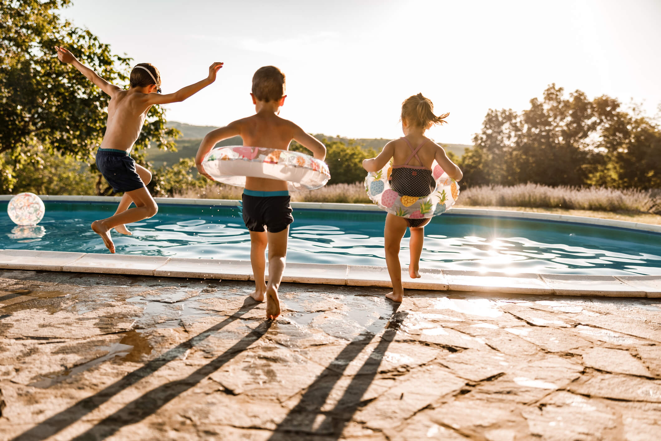 La piscina es el lugar más divertido de los niños, pero también puede ser muy peligroso.
