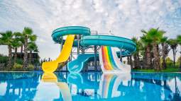 10 hoteles con toboganes en Cataluña para disfrutar con los niños