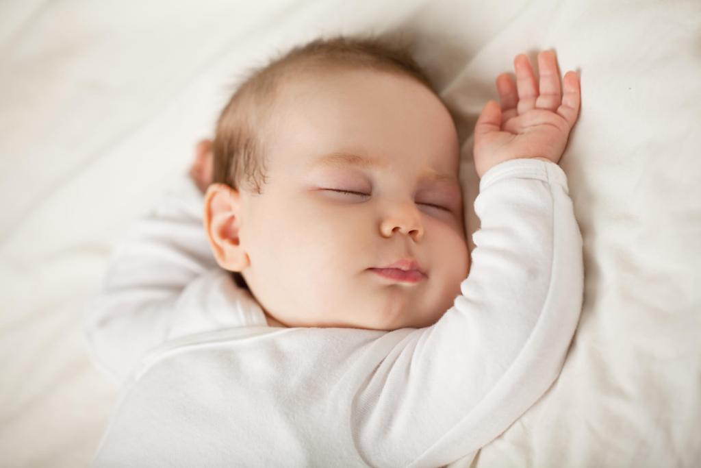 Un bebé duerme plácidamente en su cuna