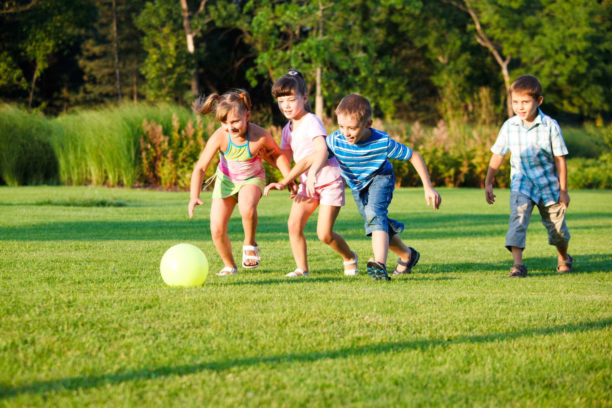 Niños jugando con una pelota