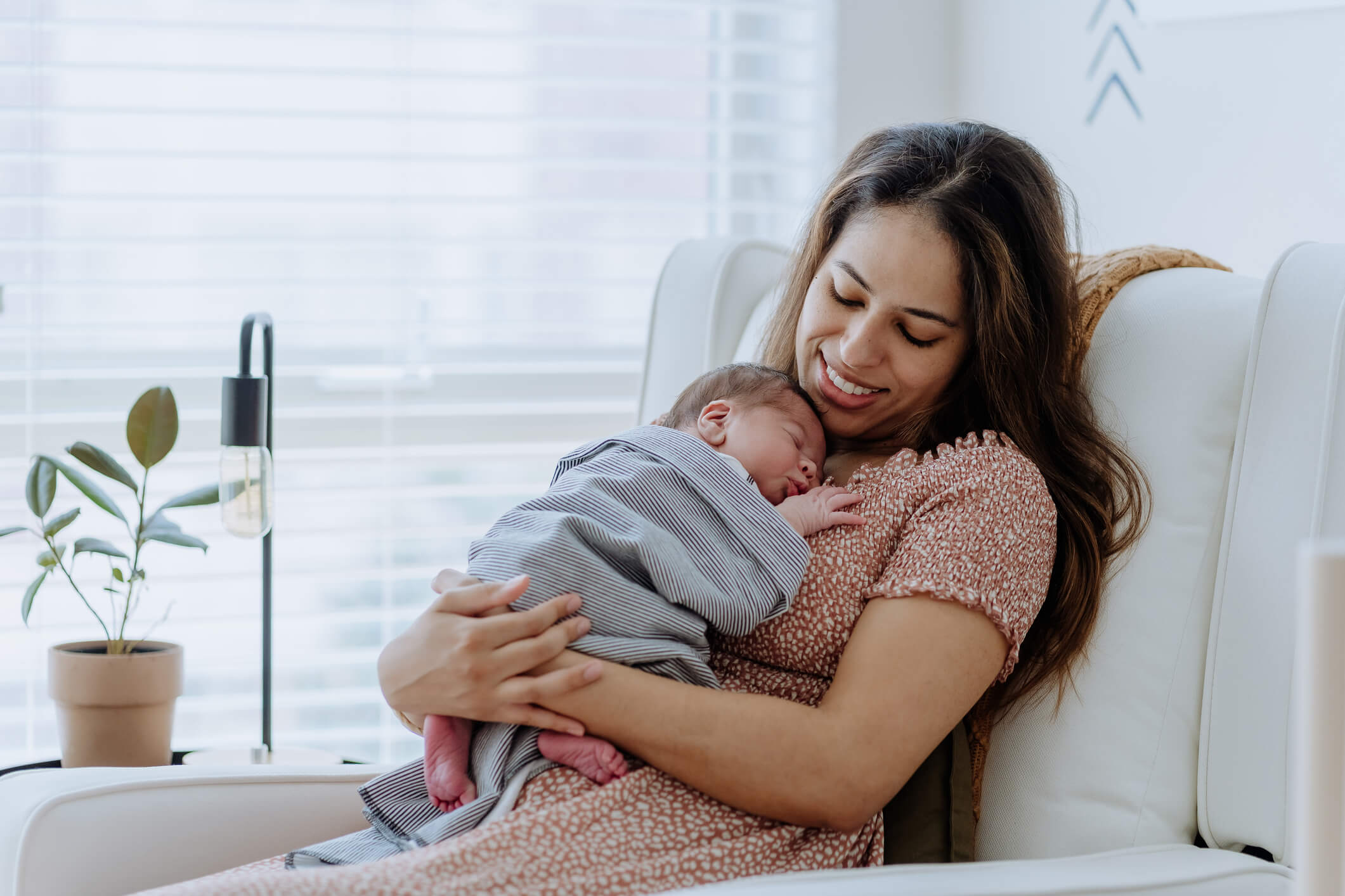 Madre sosteniendo a su bebé recién nacido