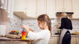 Niños pequeños que quieren hacer todo solos - Freepik