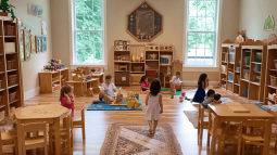 Un aula Montessori conpeques jugando