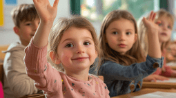 Un aula de una academia de idiomas con niños y niñas pequeños