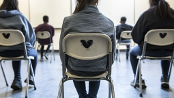 Chicos y chicas en un aula