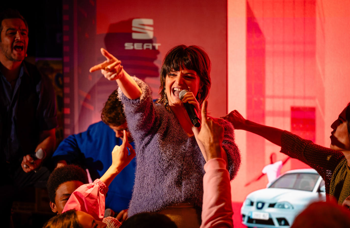 Salta-Conmigo-un-show-musical-que-celebra-el-40-aniversario-del-SEAT-Ibiza-y-que-revive-la-historia-de-la-música-espanola_HQ_05