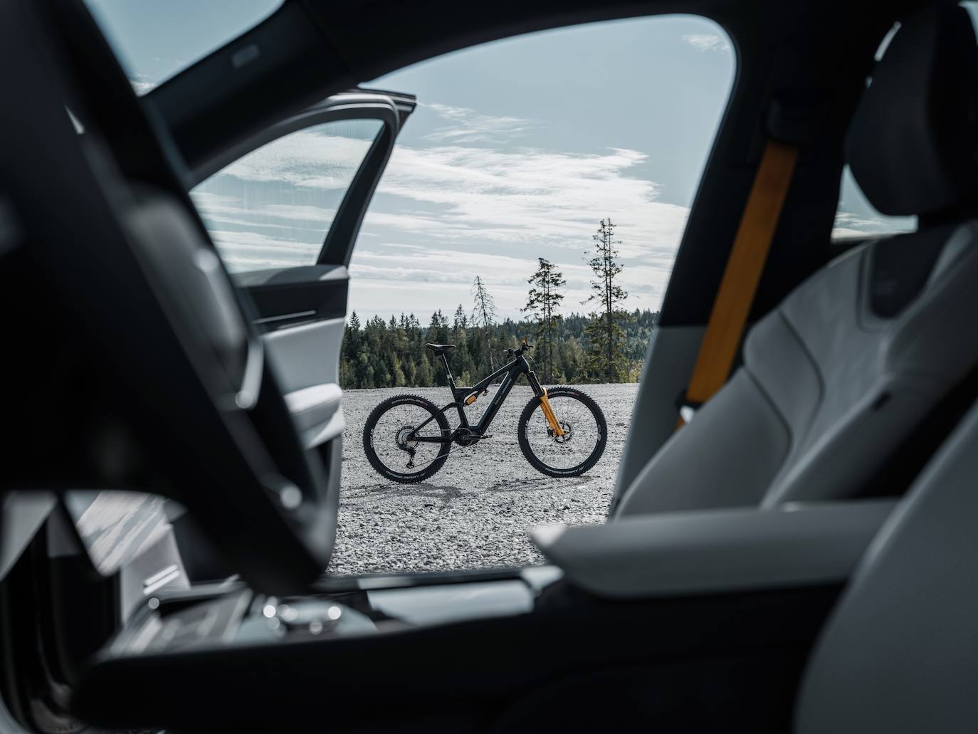 683452_20240924_Polestar_unveils_limited_edition_electric_mountain_bike_to_match_its_SUV
