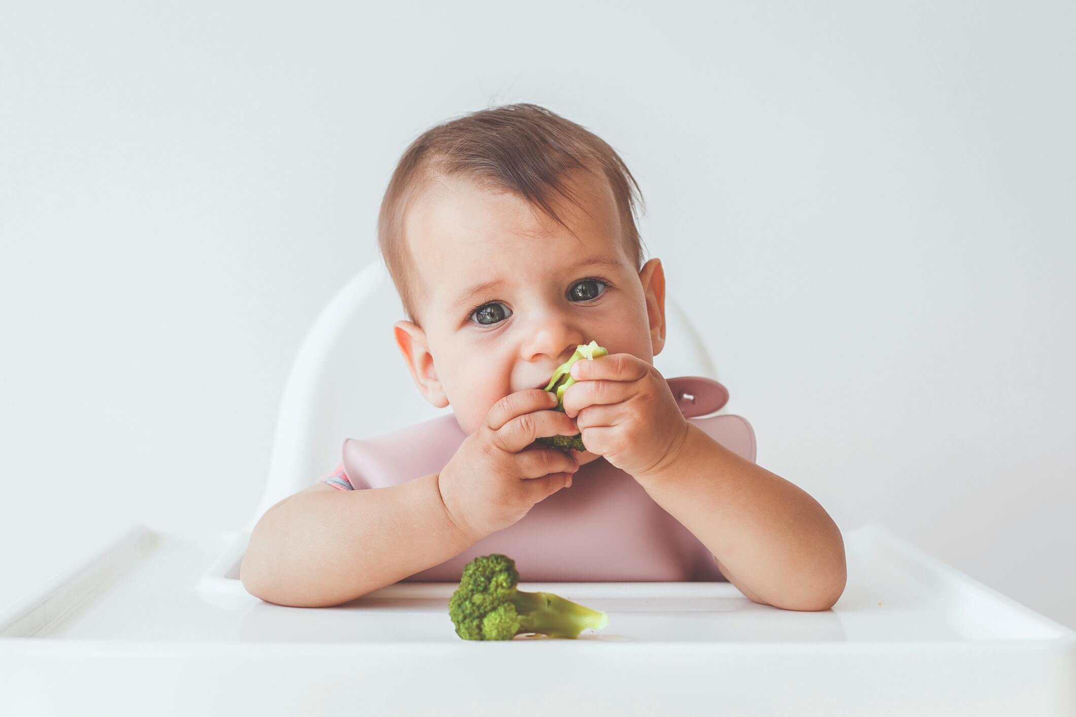 Bebé comiendo brócoli (Imagen: iStock)