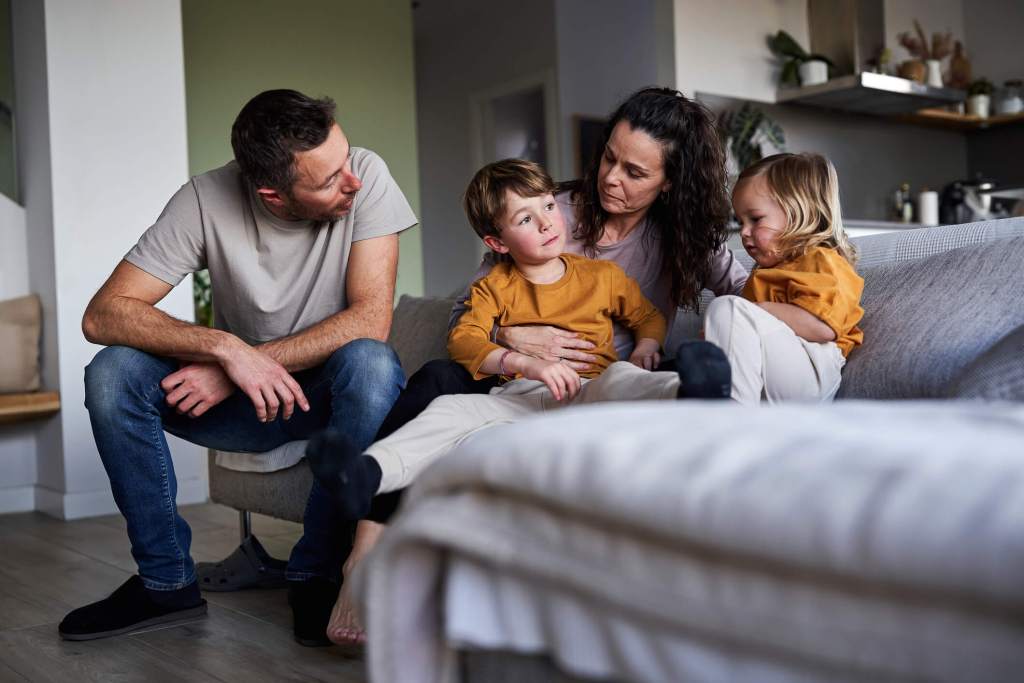 Una familia, hablando en casa