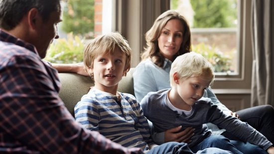 Una familia dialogando