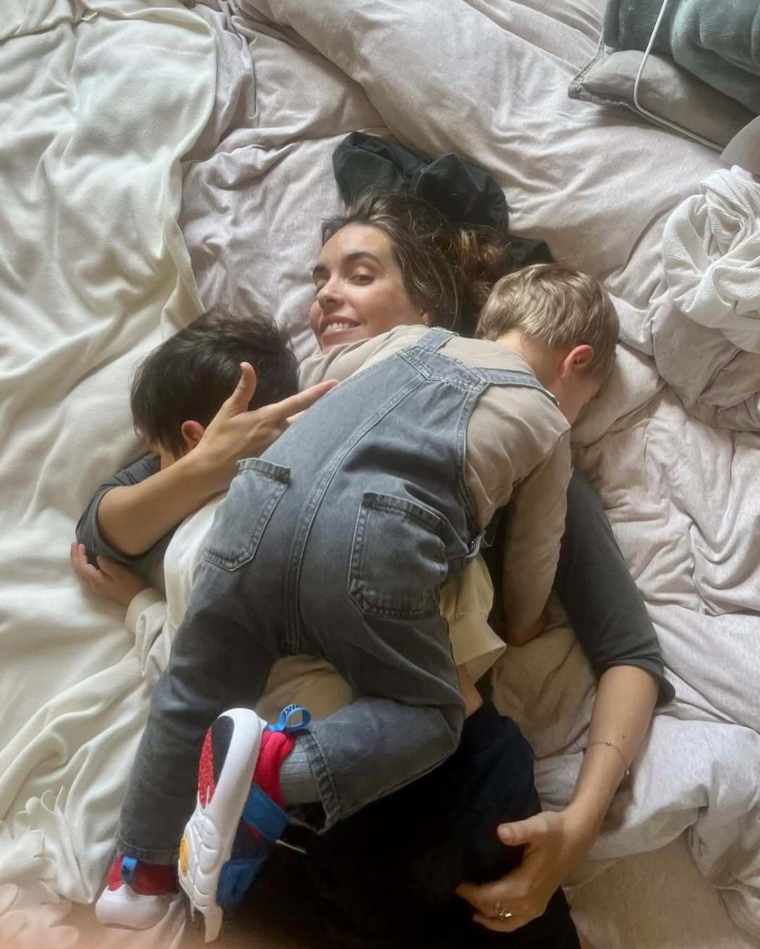 Ona Carbonell, con sus dos hijos, abrazados