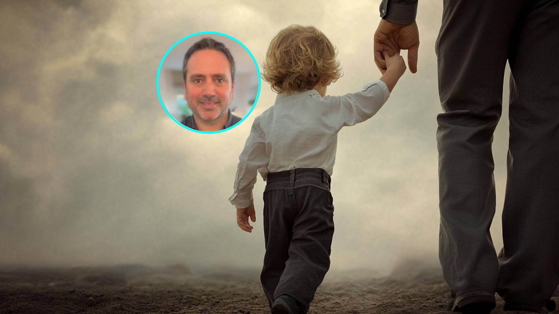 Un padre y su hijo, de la mano. En la imagen de detalle, Álvaro Bilbao.