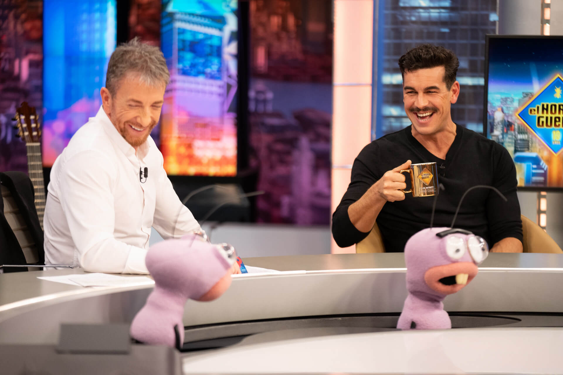mario casas padres familias