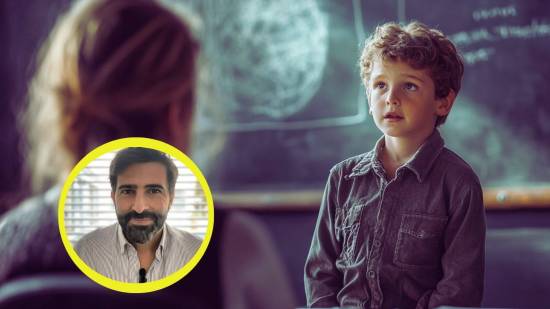 Un niño habla con su profesora