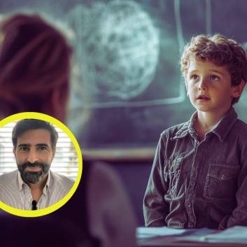Un niño habla con su profesora