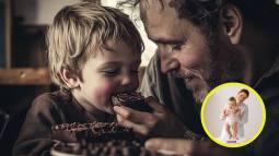 Un niño come un dulce con su padre